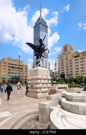 Scena urbana con la Torre Latinamericana nel centro di Città del Messico Foto Stock