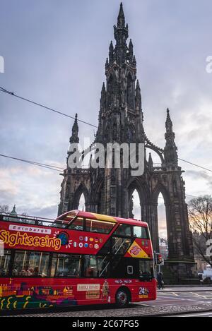 Autobus CitySightseeing Hop-on Hop-Off di fronte a Scott Monumen per lo scrittore scozzese Sir Walter Scott a Edimburgo, la capitale della Scozia, parte del Regno Unito Foto Stock