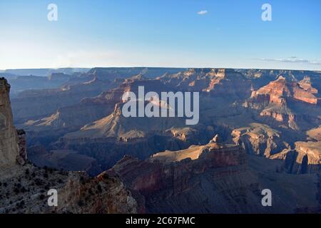 Una vista panoramica del Grand Canyon al tramonto da Powell Point lungo Heremits Road. Le rocce si illuminano di rosso mentre il sole tramonta nel Parco Nazionale. Foto Stock