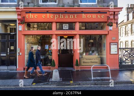 Il cosiddetto luogo di nascita di Harry Potter - Elephant House, famoso caffè a George IV Bridge Street a Edimburgo, la capitale della Scozia, parte del Regno Unito Foto Stock