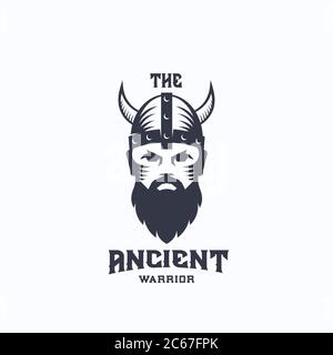 Modello di logo vettoriale dell'astratto dell'antico guerriero. Simbolo vichingo. Medieval Fighter in casco cornato. Icona del volto soldato con bearded e tipografia retro. Illustrazione Vettoriale