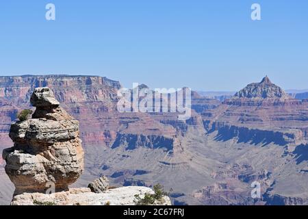 Un pullout lungo Desert View Drive per vedere la formazione: Anatra su una roccia. Il Grand Canyon può essere visto sullo sfondo. Cielo blu chiaro e roccia rossa Foto Stock