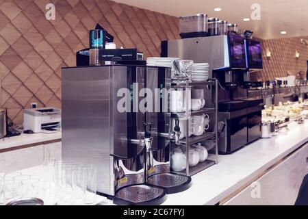 Macchine per caffè automatiche e distributori di acqua calda, business lounge aeroporto, immagine tonata Foto Stock