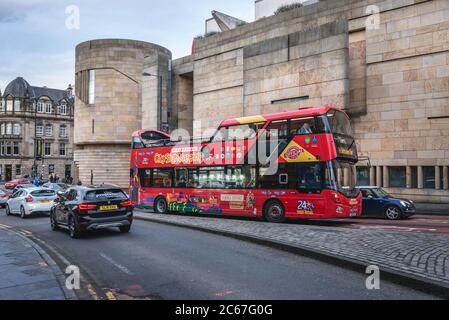 Autobus CitySightseeing Hop-on Hop-Off di fronte al Museo Nazionale della Scozia Edimburgo, la capitale della Scozia, parte del Regno Unito Foto Stock