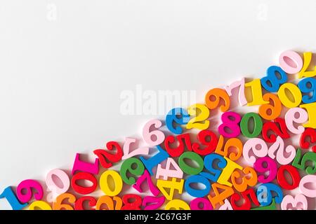 Numeri colorati di legno su parte dello sfondo con spazio di copia. Numeri astrazione texture su parte del pannello. Vista dall'alto dei numeri multicolore da zero Foto Stock