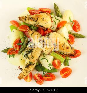 Concetto di cibo sano. Insalata fresca con filetti di pesce gurnard rosso gratin, pomodori ciliegini di asparagi, patate ed erbe. Vista dall'alto. Foto Stock