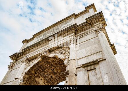 Arco di Tito, costruito nel 82 D.C. dall'Imperatore romano Tito Flavio per commemorare l'assedio di Gerusalemme. Roma, Provincia di Roma, Italia. Foto Stock