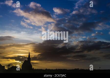 Chiesa di Den Hoorn dopo il tramonto Foto Stock