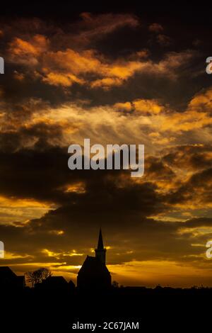 Chiesa di Den Hoorn dopo il tramonto Foto Stock