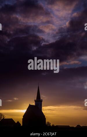 Chiesa di Den Hoorn dopo il tramonto Foto Stock