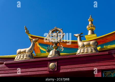 Ruota del Dharma d'oro e capricciole sul tetto del tempio buddista a Ivolginskiy Datsan, vicino Ulan Ude, Buriatia, Russia Foto Stock