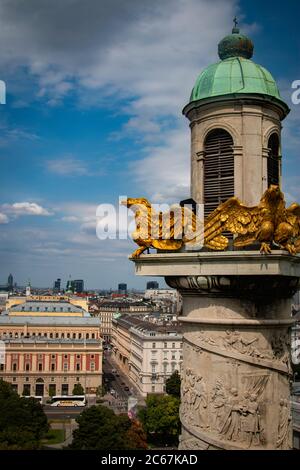 Una vista dello skyline di Vienna dall'interno della cupola della Chiesa di San Carlo Foto Stock