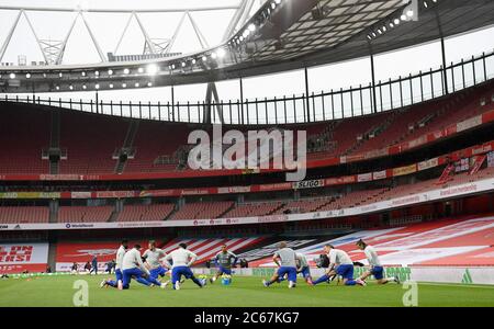 I giocatori di Leicester City si riscaldano prima della partita della Premier League all'Emirates Stadium di Londra. Foto Stock