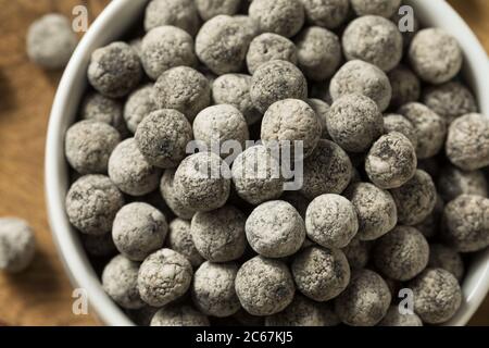 Palline di Tapioca Raw Dry Organic Pearl in un recipiente Foto Stock