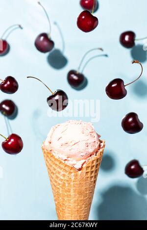 Cono di gelato alla ciliegia dolce volante in movimento Foto Stock