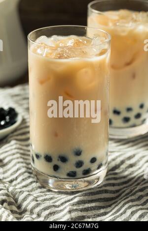 Rinfrescante tè al latte di Boba con Tapioca Pearls Foto Stock