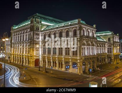 Immagine notturna del Teatro dell'Opera di Vienna con semafori sfocati Foto Stock