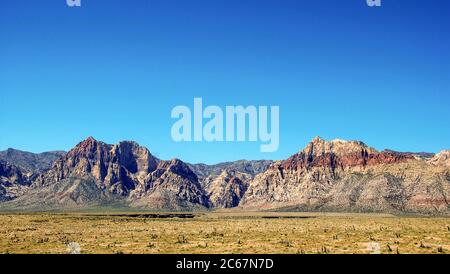 LAS VEGAS, NEVADA, USA - APRILE 2009: Vista panoramica di una catena montuosa nella Red Rock Canyon Conservation Area alla periferia di Las Vegas Foto Stock