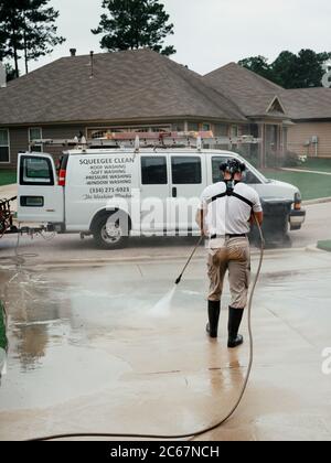 Lavaggio a pressione o lavaggio di potenza o pulizia di un viale di cemento e marciapiede a Montgomery Alabama, Stati Uniti. Foto Stock