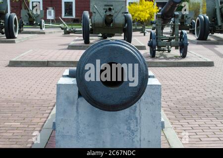 Brest, Bielorussia - 18 aprile 2020: Uno sguardo nel barile di un cannone della fortezza di Brest. Foto Stock