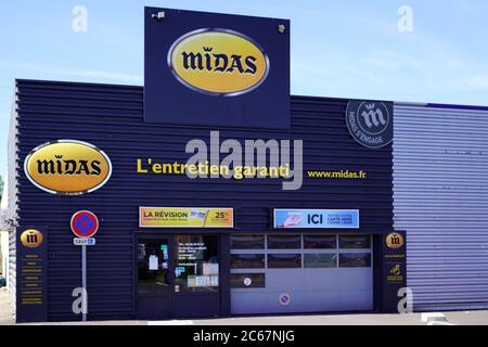 Bordeaux , Aquitaine / Francia - 07 05 2020 : Midas logo segno sulla costruzione negozio di auto stazione e automobili Servizio struttura negozio garage Foto Stock