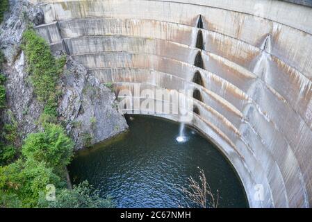 Al Canyon Matka, vicino alle cascate d'acqua di Skopje da una diga che tiene indietro le acque del lago Matka. Foto Stock