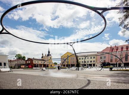 Võru, Võrumaa/Estonia-06JUL2020: La piazza principale di Võru in Estonia, Europa. Area di svago. Voru città. Foto Stock