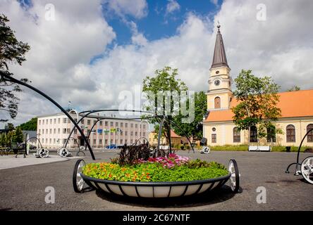 Võru, Võrumaa/Estonia-06JUL2020: La piazza principale di Võru in Estonia, Europa. Area di svago. Voru città. Foto Stock