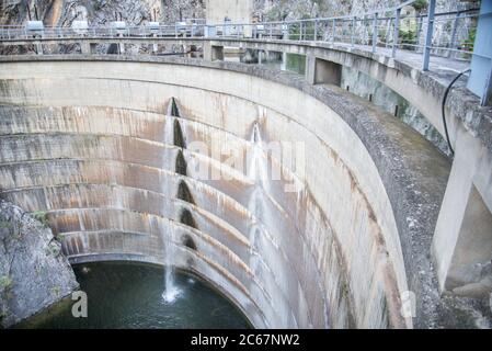 Al Canyon Matka, vicino alle cascate d'acqua di Skopje da una diga che tiene indietro le acque del lago Matka. Foto Stock