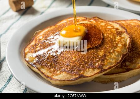 Pancake caldi fatti in casa con burro e sciroppo Foto Stock