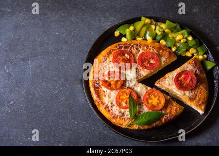 Pizza e pizza a fette, uno spuntino perfetto e salutare Foto Stock