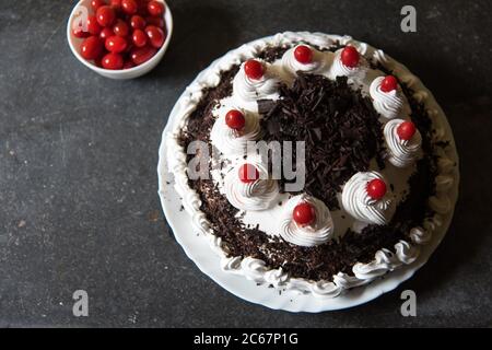 Ciliegie e torta della Foresta Nera con l'uso di fuoco selettivo Foto Stock