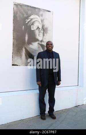 David Lammy , MP di Tottenham ha svelato un'installazione di opere di Khadija Saye , la giovane artista Gambian - britannica che ha tragicamente perso la vita nel fuoco della Torre di grenfell e lancerà un programma in sua memoria , Dare opportunità ai giovani provenienti da comunità POVERE e svantaggiate in tutto il Regno Unito. È stato affiancato da alcuni giovani che beneficeranno del programma . 236 Westbourne Grove, Notting Hill, Londra, Regno Unito. Foto Stock