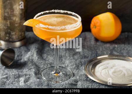 Cocktail Sidecar arancione boozy con zucchero a bordo Foto Stock