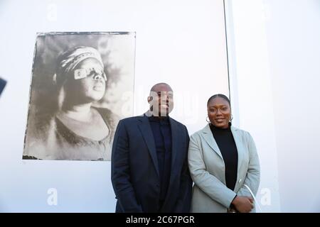 David Lammy , MP di Tottenham ha svelato un'installazione di opere di Khadija Saye , la giovane artista Gambian - britannica che ha tragicamente perso la vita nel fuoco della Torre di grenfell e lancerà un programma in sua memoria , Dare opportunità ai giovani provenienti da comunità POVERE e svantaggiate in tutto il Regno Unito. È stato affiancato da alcuni giovani che beneficeranno del programma . 236 Westbourne Grove, Notting Hill, Londra, Regno Unito. Foto Stock