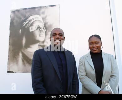 David Lammy , MP di Tottenham ha svelato un'installazione di opere di Khadija Saye , la giovane artista Gambian - britannica che ha tragicamente perso la vita nel fuoco della Torre di grenfell e lancerà un programma in sua memoria , Dare opportunità ai giovani provenienti da comunità POVERE e svantaggiate in tutto il Regno Unito. È stato affiancato da alcuni giovani che beneficeranno del programma . 236 Westbourne Grove, Notting Hill, Londra, Regno Unito. Foto Stock