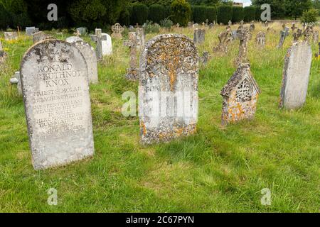 Le pietre di Ronald Arbuthnott Knox e Sir Maurice Bonham carter nel cortile della chiesa di St Andrew, Mells nel Somerset. Foto Stock