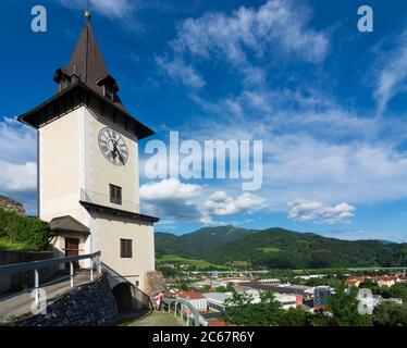 Bruck an der Mur: Uhrturm (torre dell'orologio) sullo Schlossberg a Murau-Murtal, Steiermark, Stiria, Austria Foto Stock