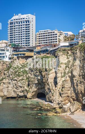 Vista dall'area di El Delie sopra le prossime rocce Raouche a Beirut, Libano Foto Stock