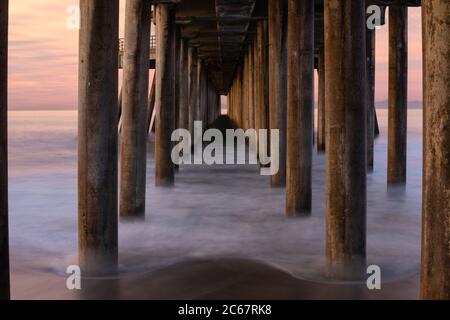Molo di Manhattan Beach da sotto, California, Stati Uniti Foto Stock