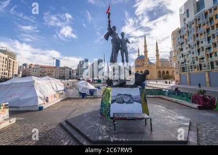 Monumento sulla Piazza dei Martiri progettato dallo scultore italiano Marino Mazzacurati a Beirut, Libano, Mohammad al-Amin Moschea sullo sfondo Foto Stock