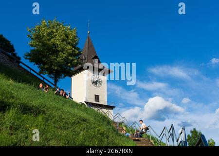 Bruck an der Mur: Uhrturm (torre dell'orologio) sullo Schlossberg a Murau-Murtal, Steiermark, Stiria, Austria Foto Stock