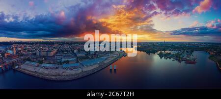 Drammatico tramonto colorato sul fiume Dnipro a Kiev, Ucraina, sfondo di viaggio. Grande panorama dal drone Foto Stock