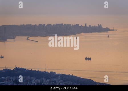 Vista a distanza della città di Beirut dalla statua nel santuario mariano di nostra Signora del Libano nella città di Harissa, Libano Foto Stock