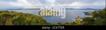 Affacciato sull'Isola di Iona, Paterson Inlet (Whaka A te Wera), Halfmoon Bay, da Observation Rock sull'Isola di Stewart, Nuova Zelanda Foto Stock