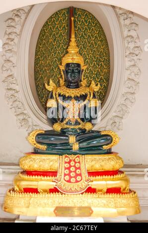 Tipico Buddha tailandese a mano statua Grunge sfondo Foto Stock