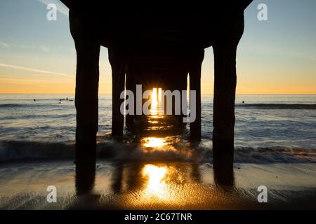 Lato inferiore del molo di Manhattan Beach al tramonto, California, USA Foto Stock