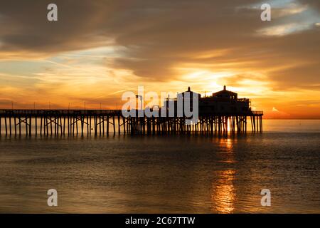 Silhouette del Malibu Beach Pier al tramonto, California, USA Foto Stock