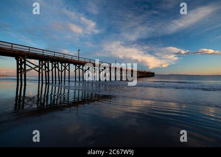 Silhouette del molo di Goleta Beach al tramonto, California, USA Foto Stock