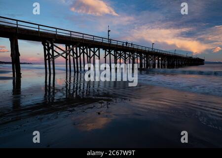 Silhouette del molo di Goleta Beach al tramonto, California, USA Foto Stock